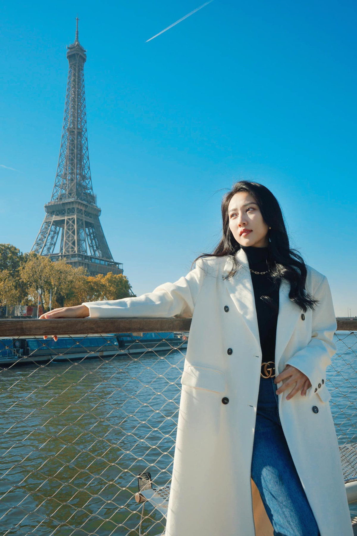 Đây là chuyến du lịch bạn gái cũ cầu thủ Tiến Linh tự thưởng cho bản thân nhân dịp đón tuổi 28. Trên tay cầm con số 2 và số 8, nữ diễn viên hào hứng viết: "Happy birthday to me. Chúc Loan tuổi 28 thật rực rỡ!".