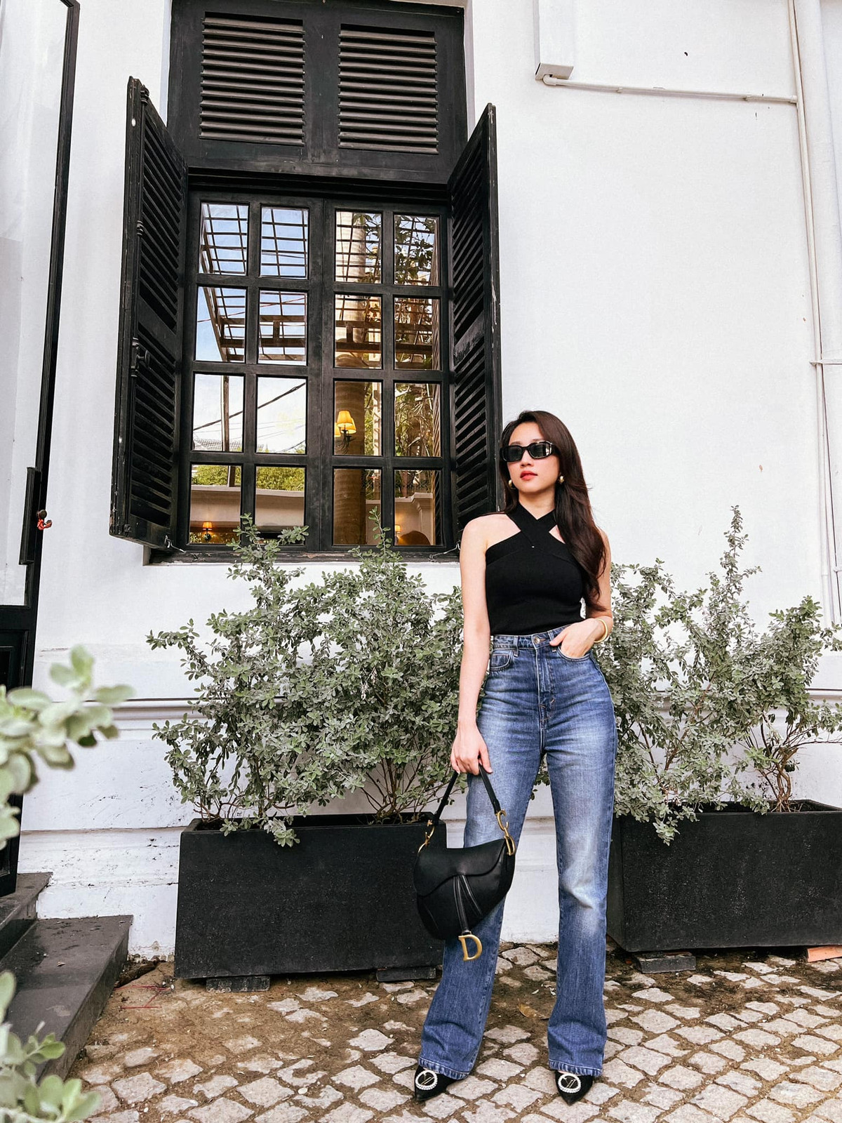 Sau 2 năm không chung lối, hiện Hồng Loan tiếp tục theo đuổi sự nghiệp diễn xuất. Trên trang cá nhân, cô thường xuyên khoe ảnh đi ăn, đi chơi, vi vu du lịch.