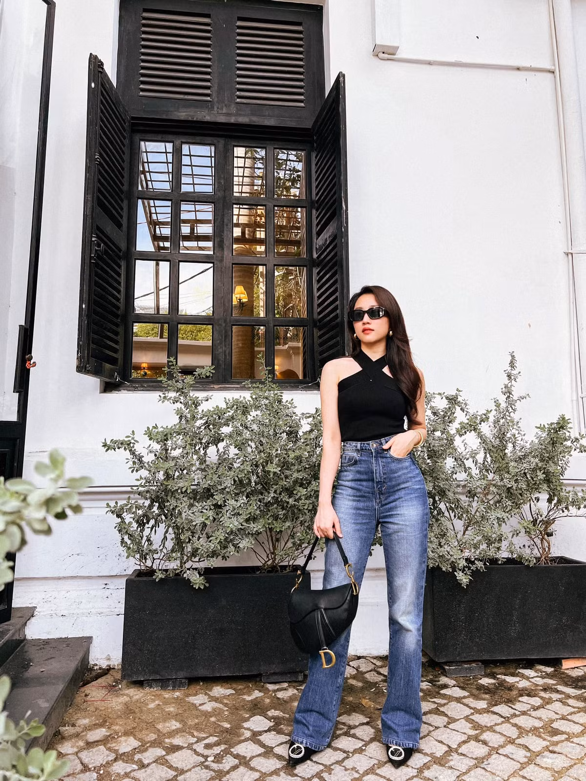 Sau 2 năm không chung lối, hiện Hồng Loan tiếp tục theo đuổi sự nghiệp diễn xuất. Trên trang cá nhân, cô thường xuyên khoe ảnh đi ăn, đi chơi, vi vu du lịch.