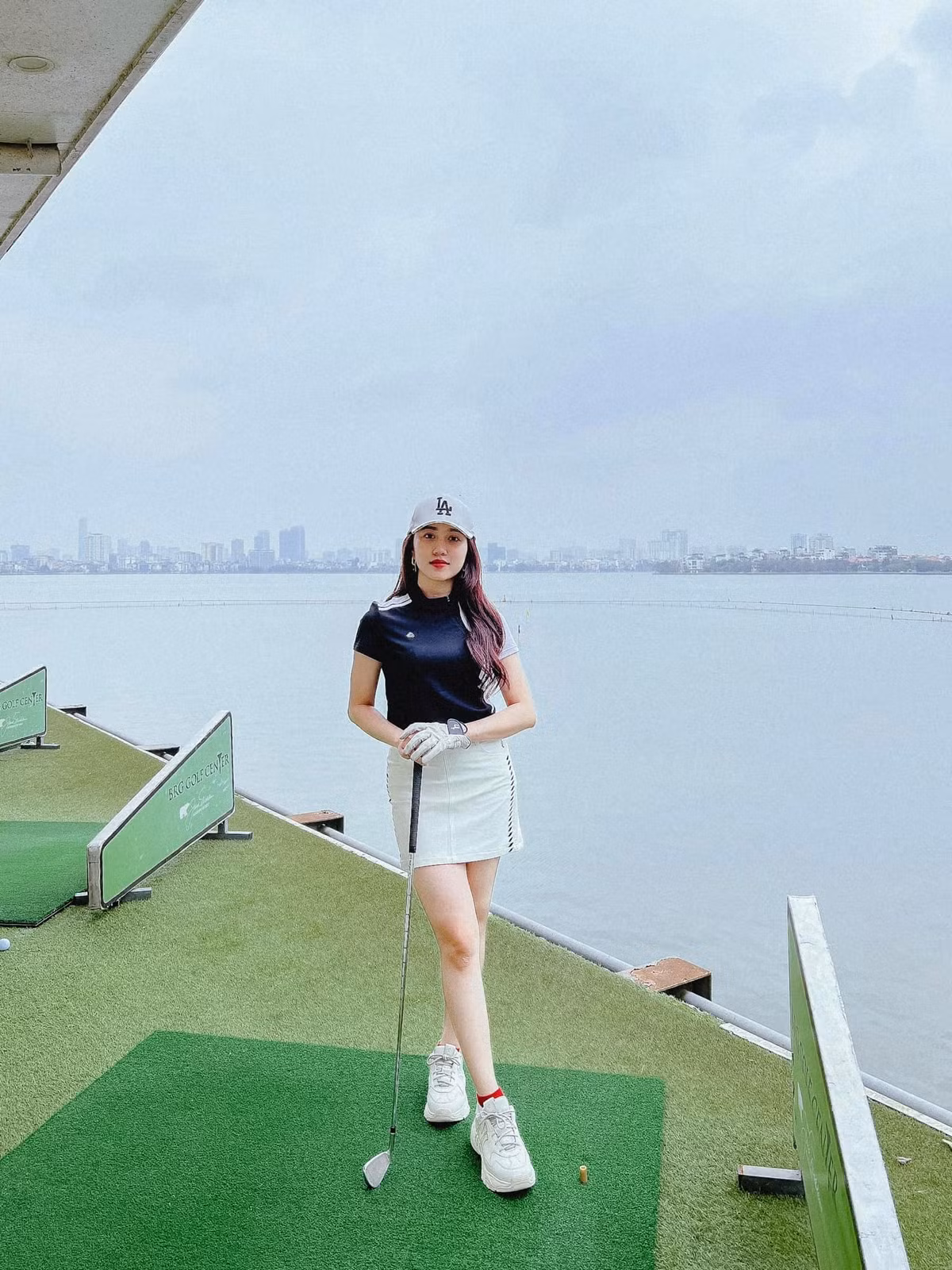 Tiến Linh và Hồng Loan chính thức công khai mối quan hệ vào đầu năm 2020. Khi đó, cặp đôi liên tục phát cẩu lương, tương tác cực tình trên mạng xã hội.