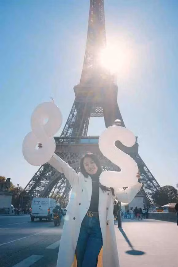 Mới đây trên trang cá nhân, hot girl/diễn viên Huỳnh Hồng Loan gây chú ý khi cập nhật loạt ảnh mới. Được biết, bạn gái cũ Tiến Linh có chuyến vi vu tại Pháp.