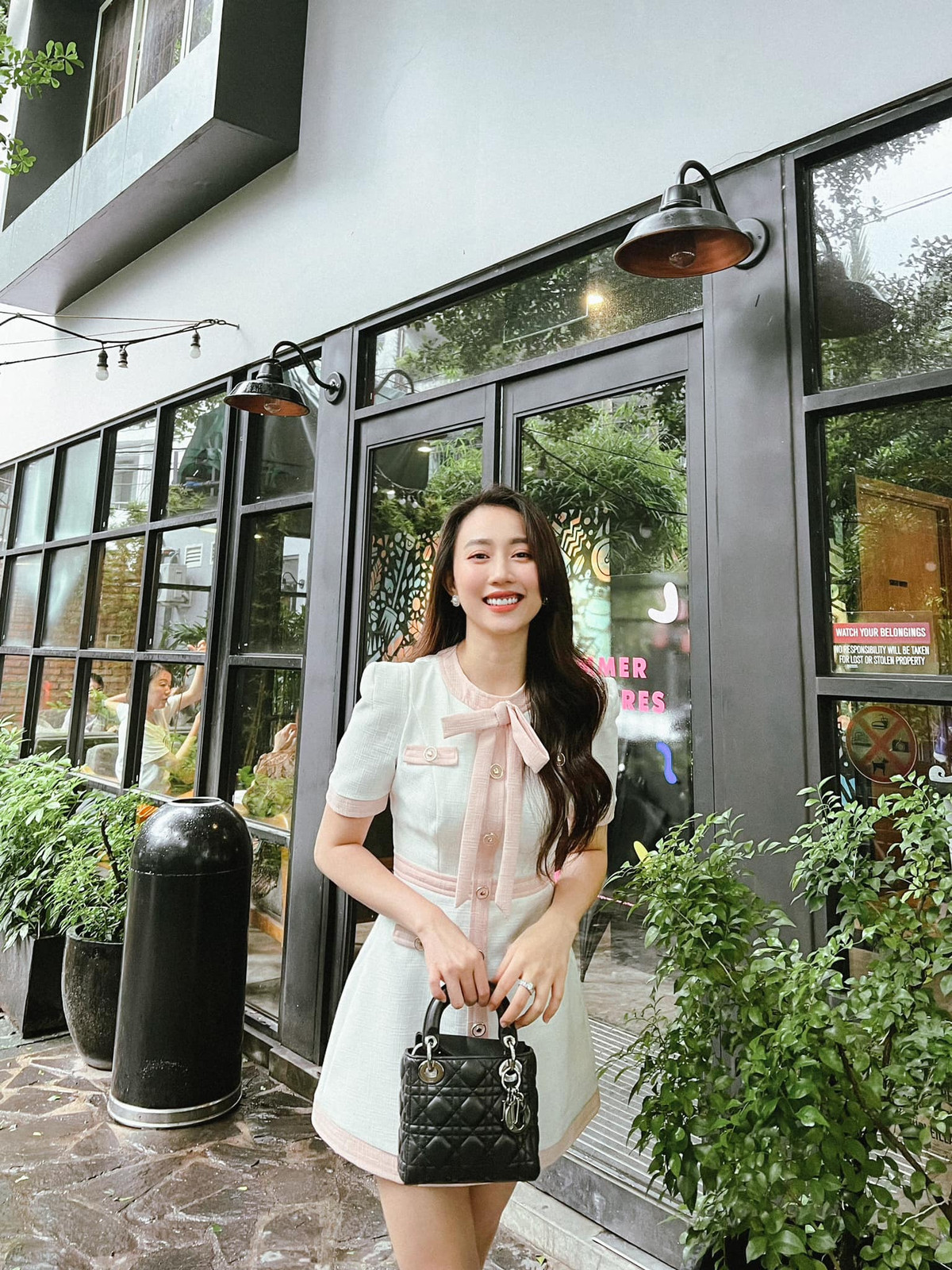 Những tưởng chuyện tình "chị ơi anh yêu em" sẽ có một cái kết đẹp nhưng chỉ vài tháng sau đó, Tiến Linh và Hồng Loan chính thức ầm thầm dừng chuyện tìm hiểu.