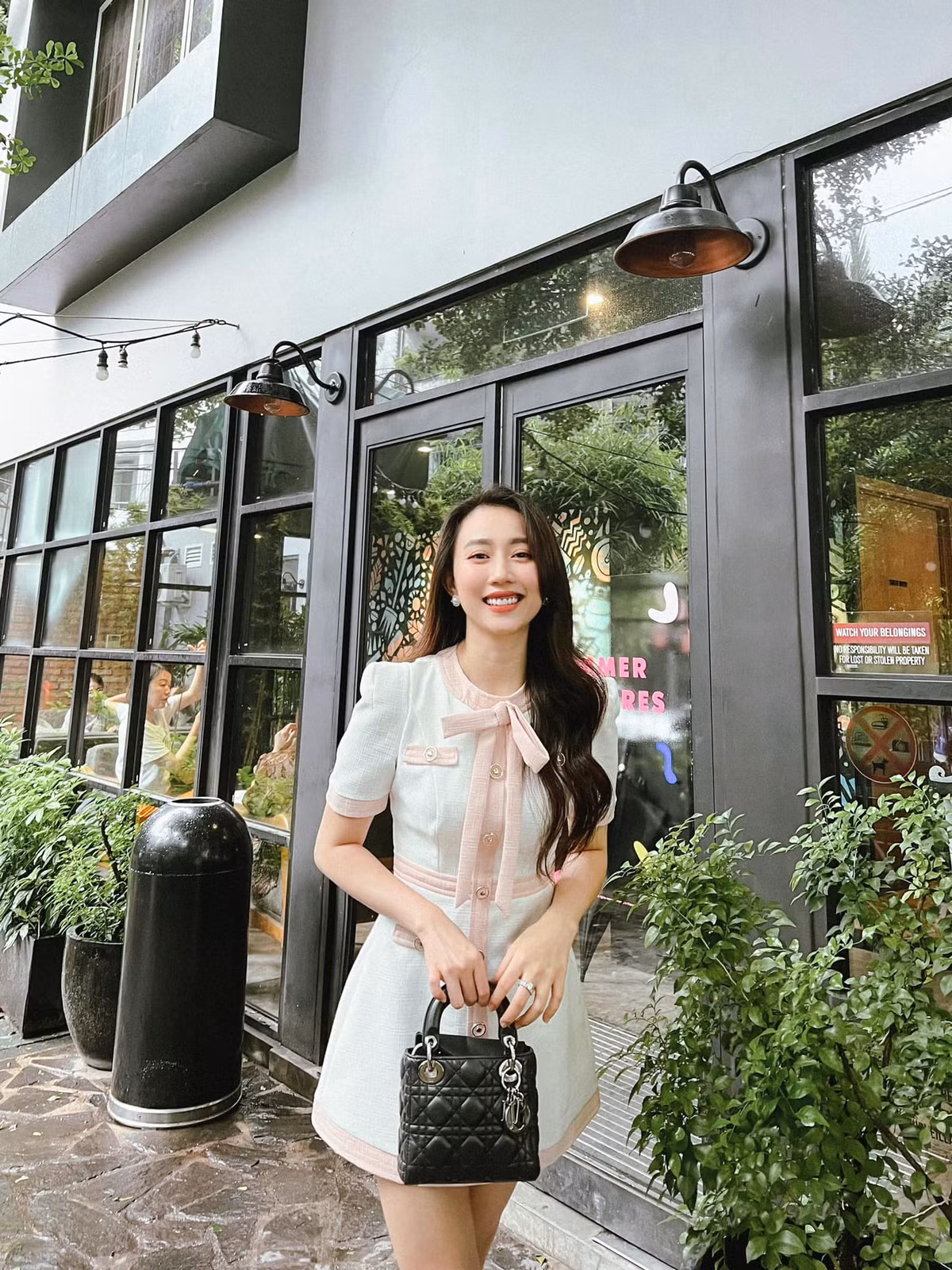 Những tưởng chuyện tình "chị ơi anh yêu em" sẽ có một cái kết đẹp nhưng chỉ vài tháng sau đó, Tiến Linh và Hồng Loan chính thức ầm thầm dừng chuyện tìm hiểu.