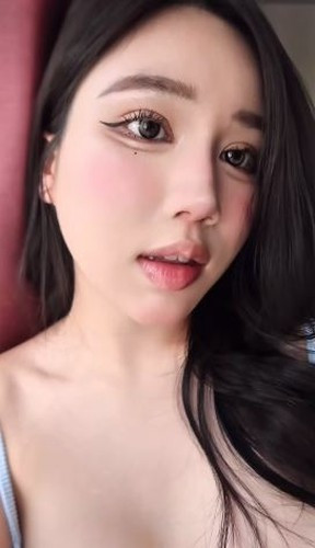 Yogurt bức xúc chia sẻ trên trang cá nhân: "Chả hiểu sorry để làm gì trong khi vẫn làm phiền mình. Cứ hễ stream là phải lôi nyc (người yêu cũ) vào cho viewer có cái để trêu đúng không?".