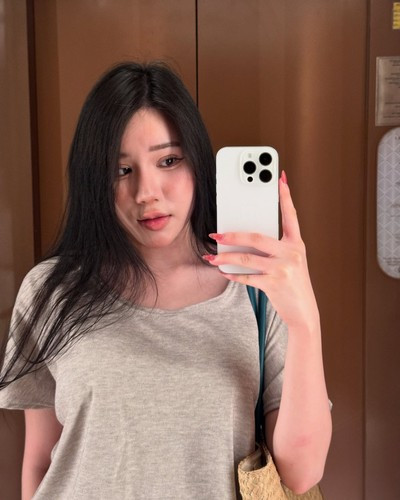 Nữ streamer phú bà nghe xong chỉ biết ngán ngẩm: "Bị làm phiền nhưng lên tiếng để thì bị chửi. Ai thấy giỡn chơi với nyc nên vui vẻ hoan hỉ thì tụi bay tự vui tự hoan hỷ một mình đi chứ t (tôi) thì không".