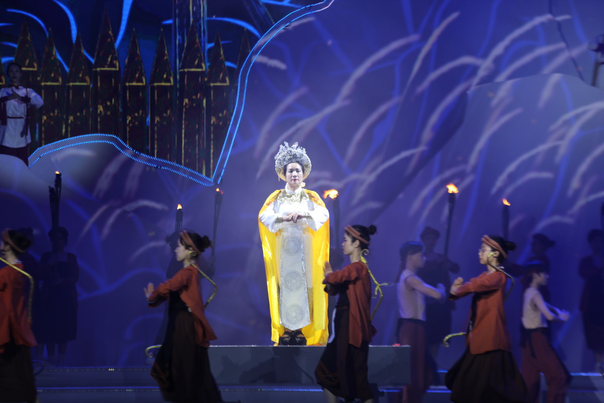 Hệ thống ánh sáng, màn hình led đã làm màn trình diễn tái hiện cuộc khởi nghĩa lịch sử của Hai Bà Trưng thêm phần sinh động.