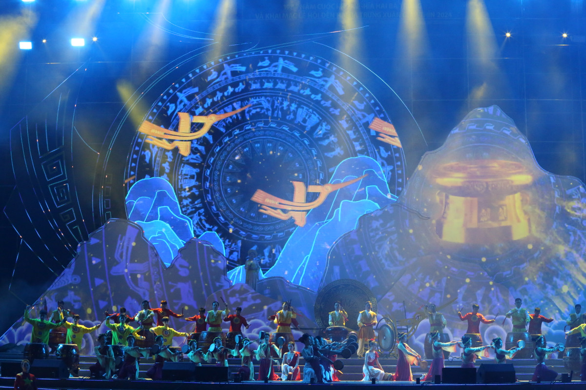 Khác với mọi năm, Lễ hội đền Hai Bà Trưng năm nay đã được đầu tư vô cùng kì công ở khu vực sân khấu chính khi Huyện ủy, UBND, ƯB MTTQ Huyện Mê Linh đã quyết định áp dụng công nghệ hiện đại vào màn trình diễn tái hiện lịch sử của cuộc khởi nghĩa Hai Bà Trưng.