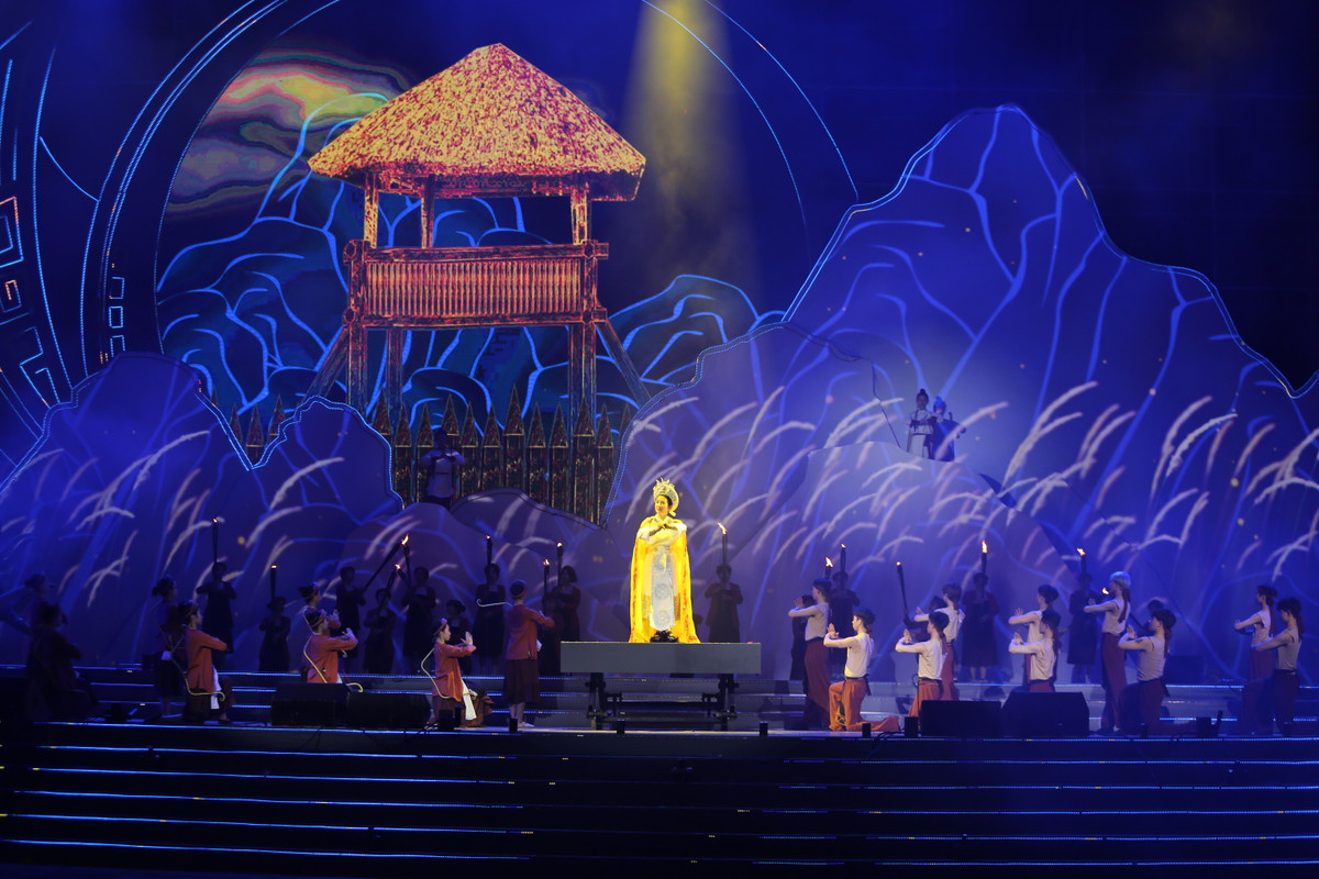 Chương trình nghệ thuật đặc sắc kể lại câu chuyện lịch sử theo một cách thức hiện đại, mới mẻ với các chương hồi, cảnh diễn nối tiếp, được biến chuyển tinh tế bằng kĩ xảo ánh sáng, âm nhạc hấp dẫn và đa dạng hình thức thể hiện như: Ca hát, xiếc, múa, đồng diễn trống…