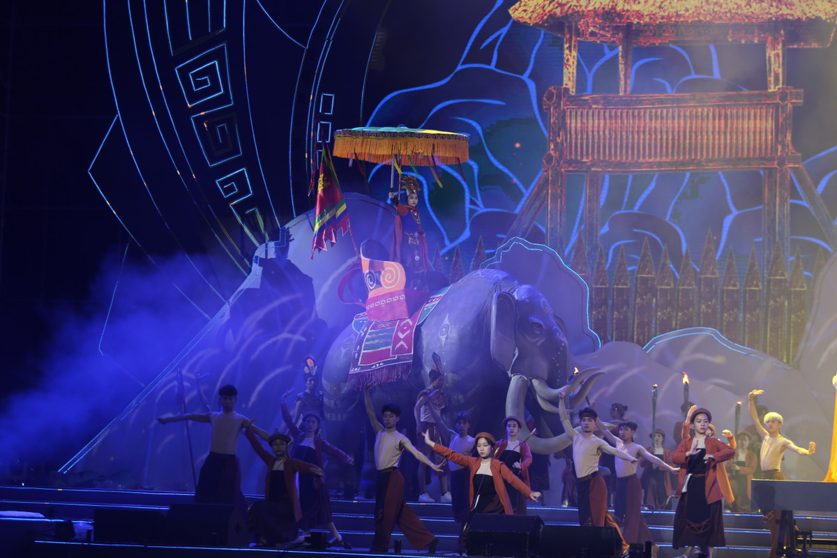 Sân khấu liên tục thay đổi bối cảnh, giúp tái hiện sống động những khung cảnh đời sống của nhân dân Âu Lạc xưa (thời kỳ Hai Bà Trưng), hay nỗi kinh hoàng trước cảnh nước mất, nhà tan khi quân giặc đô hộ, cướp bóc, giày xéo nhân dân, cảnh rừng thiêng nước độc khi nhân dân phải đi tìm các sản vật cống tế, hay khí thế hừng hực trong lời kêu gọi chiêu mộ nghĩa binh hội tụ, tế cờ khởi nghĩa của Hai Bà Trưng...