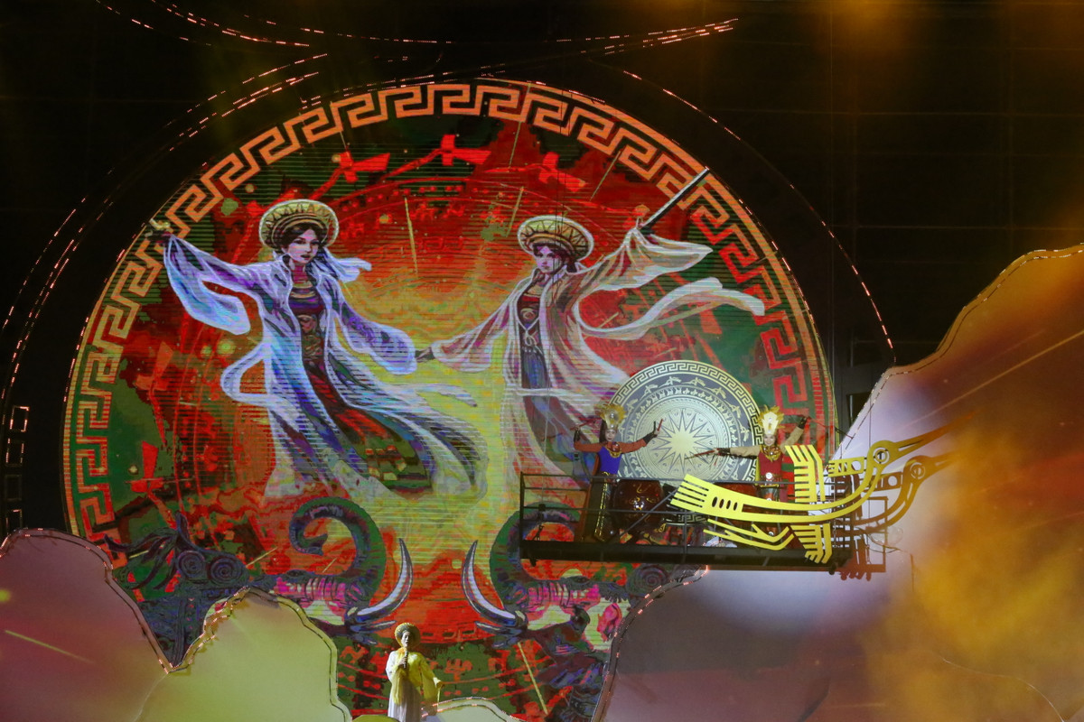 Dù chưa chính thức diễn ra, nhưng buổi tổng duyệt cho lễ hội đền Hai Bà Trưng đã thu hút được sự chú ý lớn từ người dân trong vùng và nhiều khách thập phương.