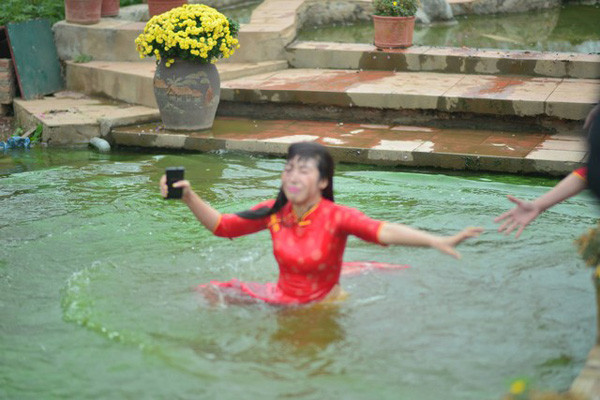 Cái kết được dự đoán trước khiến những người có mặt được trận "cười vỡ bụng" và vội vàng kéo người phụ nữ lên trên bờ.