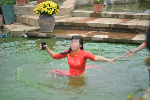 Cái kết được dự đoán trước khiến những người có mặt được trận "cười vỡ bụng" và vội vàng kéo người phụ nữ lên trên bờ.