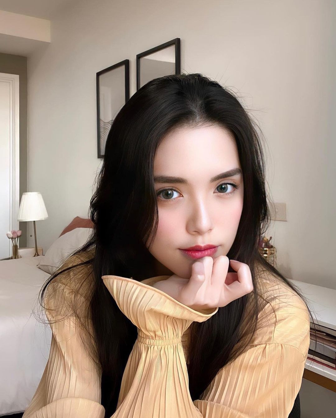 Sau đó, Mẫn Nhi đã trở lại Việt Nam và bắt đầu săn học bổng tại Úc. Thành quả đạt được là cô nàng giành được 5 suất học bổng du học Úc đến từ các trường: University of Sydney, Western Sydney, Wollongong, Macquarie và Monash.