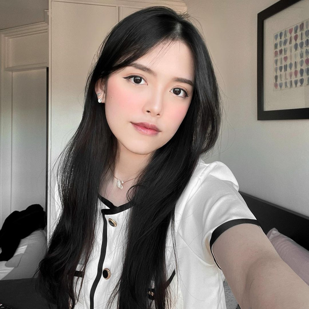 Mẫn Nhi đã tốt nghiệp ngành Truyền thông, trường ĐH Macquarie, Úc. Đây là ngôi trường đạt xếp hạng top 10 tại Úc và top 1% đại học thế giới.