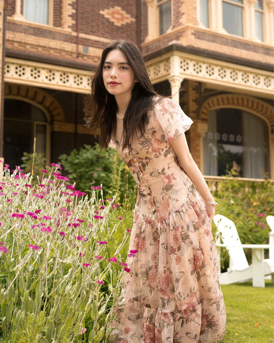 Trước đó, Mẫn Nhi từng học ngành Tâm lý tại Hà Lan sau khi tốt nghiệp cấp 3. Trong quãng thời gian học tập ở đây, cô nàng bắt làm Youtube nhằm ghi lại nhật ký những ngày xa nhà của mình.