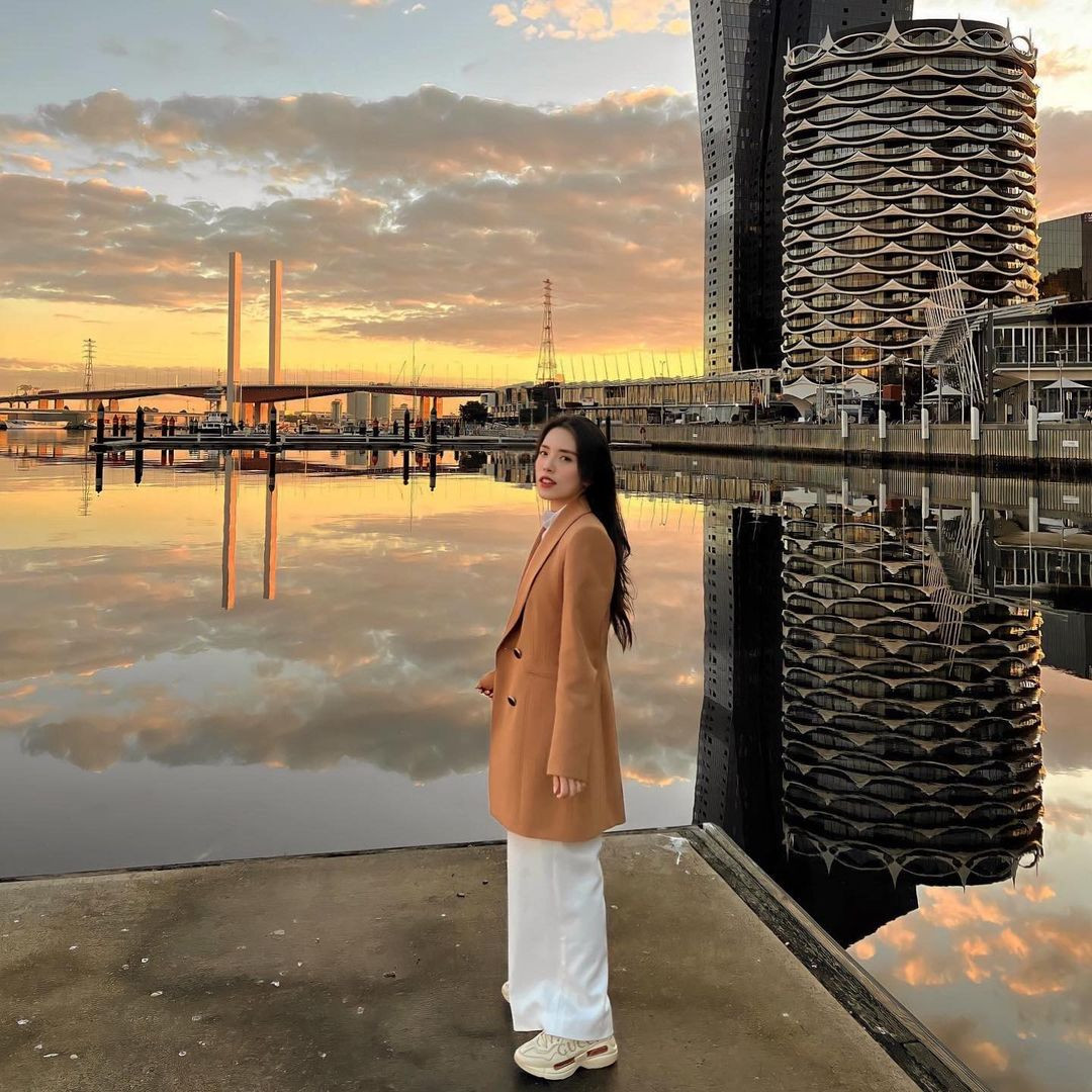 Nhưng sau một năm học tập tại Hà Lan, Mẫn Nhi cảm thấy mình hợp ngành Truyền thông hơn cho nên đã quyết định xin bố mẹ cho chuyển tới Úc du học.