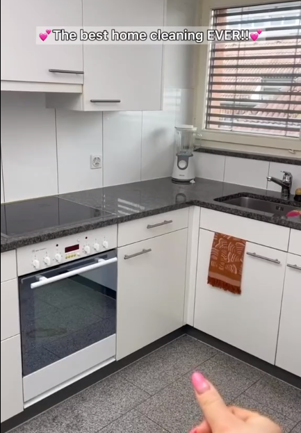 Một vài bình luận xôn xao được dân mạng để lại dưới màn cải tạo căn bếp bẩn thỉu của Auri như: "Mình không tin là ngoài đời lại có ai ở dơ đến mức này" hay "Hình ảnh căn phòng của tôi sau 5 tháng nghỉ dịch"...