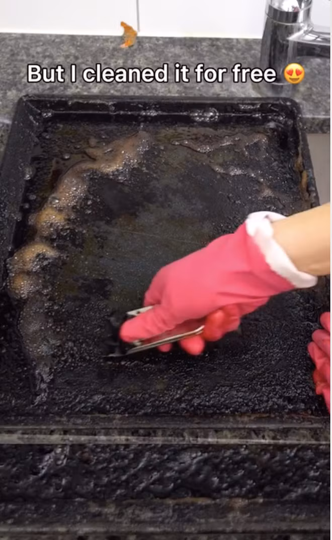 Không chỉ rác mà nhiều ngóc ngách khác của căn bếp dĩ nhiên cũng đầy bụi bẩn, những chất nhầy nhụa bám vào.