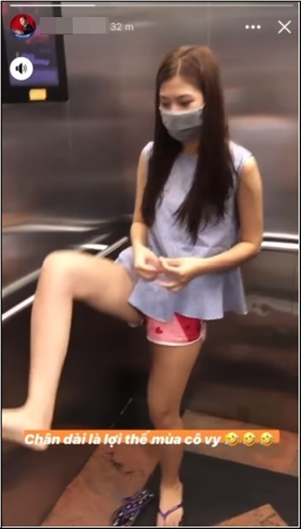 Dù đã xóa clip ngay sau đó nhưng rất nhiều người đã lưu lại được clip này và đem ra bàn tán. Có vẻ như người đẹp Chúng Huyền Thanh... quá cẩn thận nên đã dùng chân để bấm thang máy và hành động này đã khiến cô bị cộng đồng mạng chỉ trích thậm tệ.