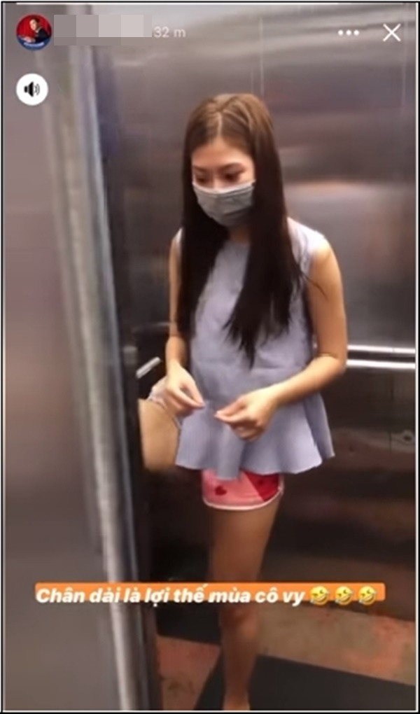 Thậm chí, nhiều người còn dùng những động từ mạnh như: "chân dài não ngắn", "chỉ có động vật mới dùng chân" hay "vô văn hóa" để chỉ trích hành động ấn thang máy bằng chân của Chúng Huyền Thanh.