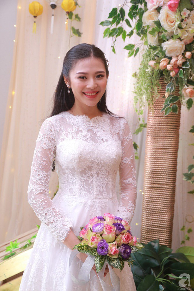 Trước phản ứng trái chiều từ dư luận, ông xã của Chúng Huyền Thanh đã lên tiếng giải thích: "Vợ mình đã bỏ dép ra và mình cũng đã xóa story để tránh mọi thứ đi xa. Có người dùng cùi chỏ, dùng đầu gối hay bất cứ vật dụng gì để tránh dùng tay bấm thang thì mình nghĩ ngón chân trần cũng không phải là quá đáng. Cảm ơn bạn đã góp ý".