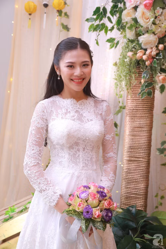 Trước phản ứng trái chiều từ dư luận, ông xã của Chúng Huyền Thanh đã lên tiếng giải thích: "Vợ mình đã bỏ dép ra và mình cũng đã xóa story để tránh mọi thứ đi xa. Có người dùng cùi chỏ, dùng đầu gối hay bất cứ vật dụng gì để tránh dùng tay bấm thang thì mình nghĩ ngón chân trần cũng không phải là quá đáng. Cảm ơn bạn đã góp ý".