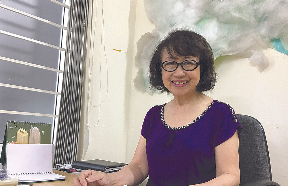 Ngoài công việc BTV hay phát thanh viên, NSƯT Kim Tiến còn là một người thuyết minh phim rất nổi tiếng. Hiện tại, dù đã nghỉ hưu rất lâu nhưng bà vẫn thường xuyên được các bạn trẻ lui tới để xin được truyền đạt các kinh nghiệm làm một phát thanh viên giỏi.