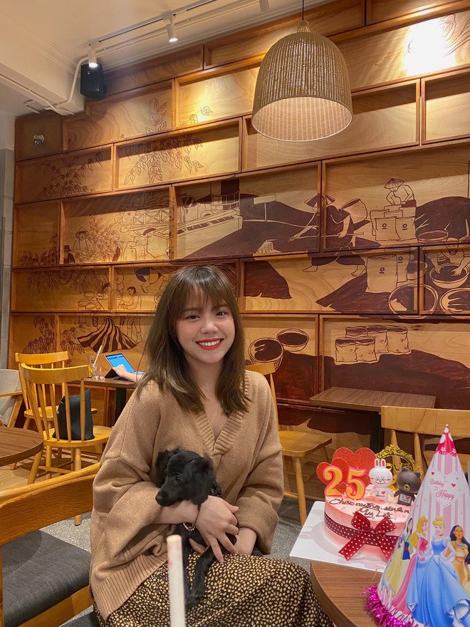 Mới đây, chân dung "chị tổng đài điện thoại" này được tìm ra và nhiều người vô cùng thích thú khi nữ chính ở ngoài đời sở hữu ngoại hình xinh xắn cùng nụ cười vô cùng ngọt ngào.