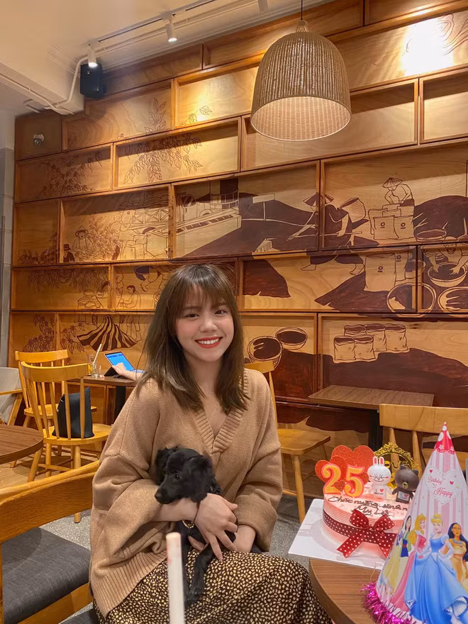 Mới đây, chân dung "chị tổng đài điện thoại" này được tìm ra và nhiều người vô cùng thích thú khi nữ chính ở ngoài đời sở hữu ngoại hình xinh xắn cùng nụ cười vô cùng ngọt ngào.