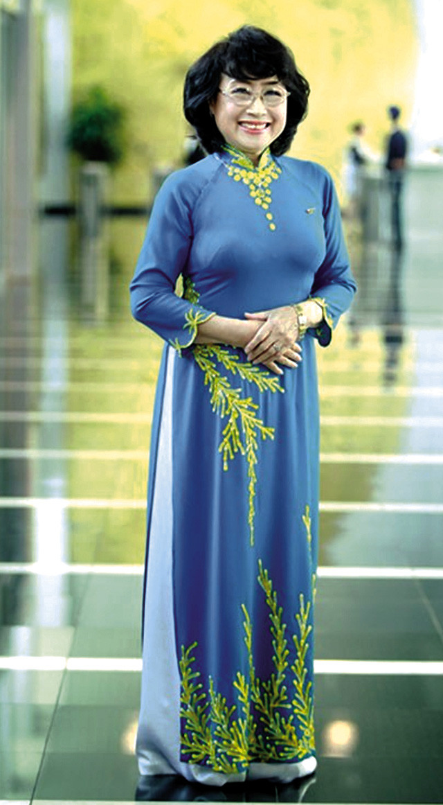 Chủ nhân đằng sau giọng đọc nữ quen đến không thể quen hơn này là một nhân vật không quá xa lạ. Đó chính là NSƯT Kim Tiến (SN 1948), một phát thanh viên gạo cội của đài truyền hình Việt Nam từ những ngày đầu lên sóng.