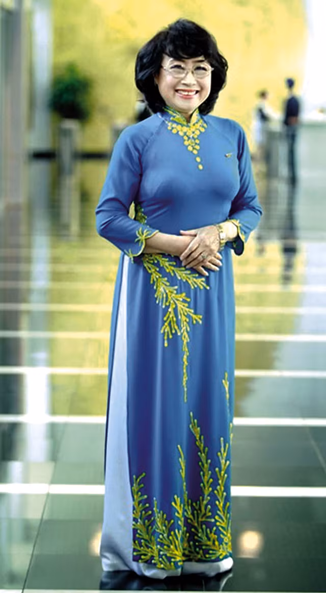 Chủ nhân đằng sau giọng đọc nữ quen đến không thể quen hơn này là một nhân vật không quá xa lạ. Đó chính là NSƯT Kim Tiến (SN 1948), một phát thanh viên gạo cội của đài truyền hình Việt Nam từ những ngày đầu lên sóng.