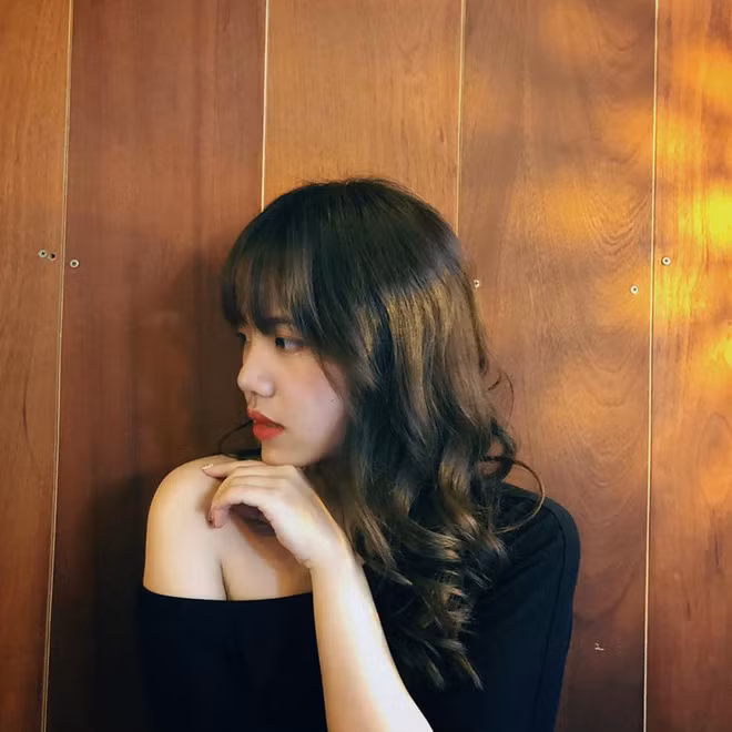 Được biết, "cô gái tổng đài" vinh dự được thay mặt Bộ Y tế tuyên truyền chống dịch đến tất cả mọi người này có tên là Lê Trà My (25 tuổi, quê Thanh Hóa). Cô từng tốt nghiệp Đại học Nội vụ và đã làm công việc thu âm tổng đài được 3 năm.