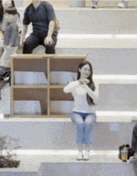 Qua camera quay cận, Doãn Hải My hóa gái xinh tri thức ngồi giữa không gian thư viện khổng lồ. Rồi cô nàng đưa tay đếm 1,2,3, camera kéo thành góc rộng lia ra toàn cảnh thư viện với nhộn nhịp người học cùng vô số cuốn sách.