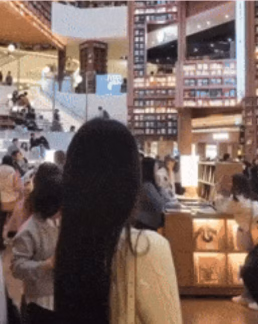 Trong một video khác, Doãn Hải My được quay từ phía sau, cô nàng khoe góc nghiêng cực phẩm, xinh đẹp nở nụ cười với camera.