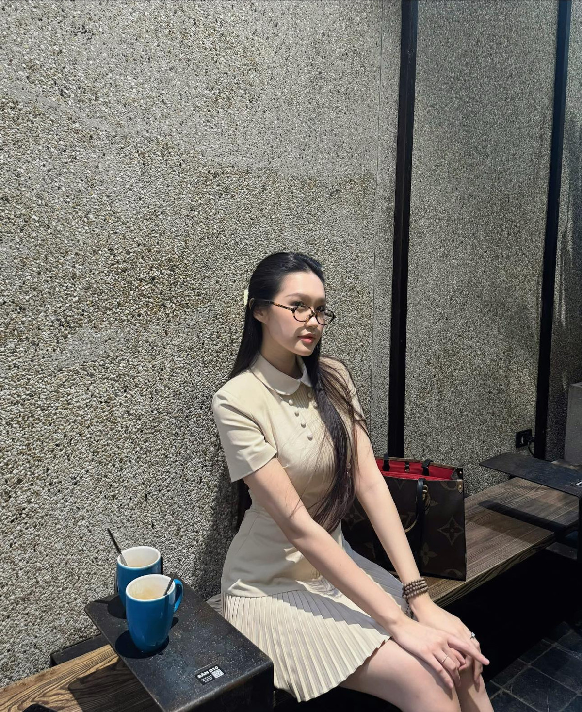 Doãn Hải My chỉ diện áo len đơn giản phối cùng quần jean và giày thể thao đôi với Văn Hậu nhưng vẫn khiến người ta không thể rời mắt bởi vẻ năng động, tự tin và năng lượng tươi tắn.