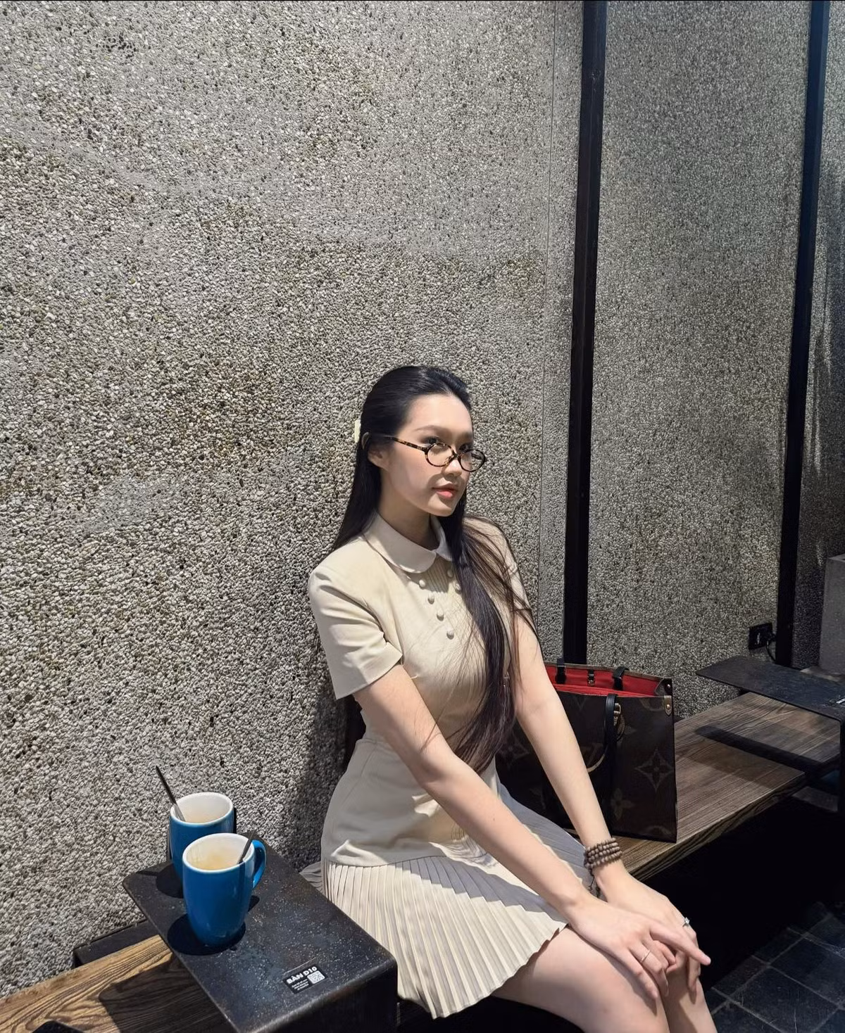 Doãn Hải My chỉ diện áo len đơn giản phối cùng quần jean và giày thể thao đôi với Văn Hậu nhưng vẫn khiến người ta không thể rời mắt bởi vẻ năng động, tự tin và năng lượng tươi tắn.