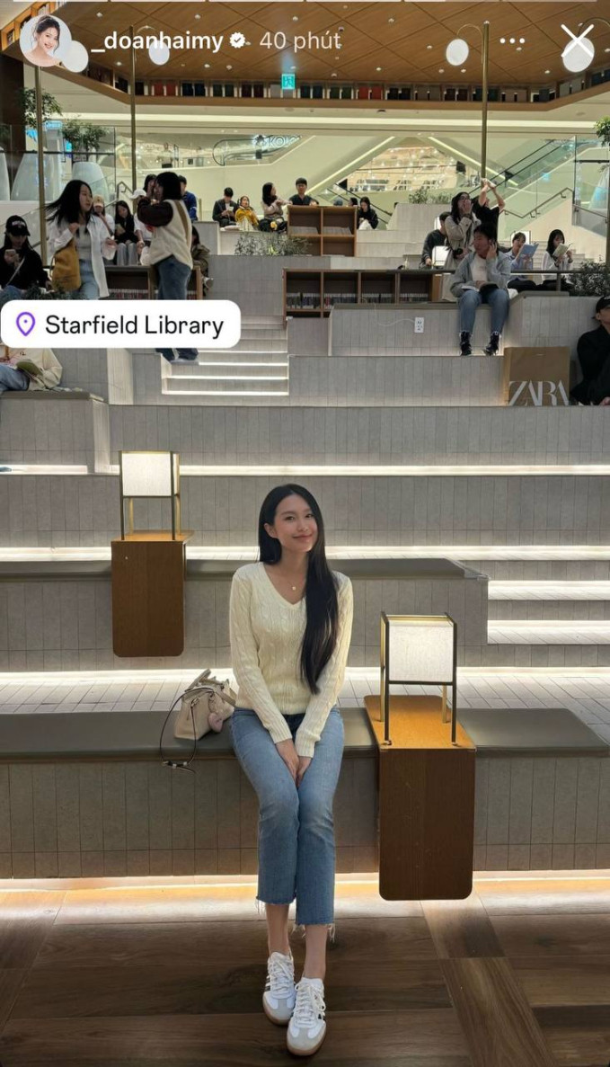 Chủ Nhật vừa qua, trong thời gian nghỉ ngơi sau một tuần miệt mài tập phục hồi chấn thương, hậu vệ Đoàn Văn Hậu đã đưa bà xã Doãn Hải My đi thăm thư viện Starfield Suwon - một trong những địa điểm du lịch nổi tiếng nhất Hàn Quốc.