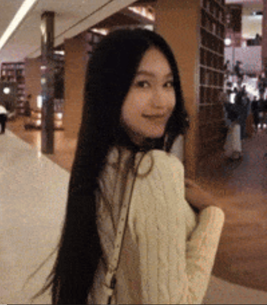 Dưới video, không khó để gặp những câu nói ưu ái dành cho bà xã Đoàn Văn Hậu như "xinh đẹp như hoa giữa rừng người" hay "vẻ đẹp tri thức"...