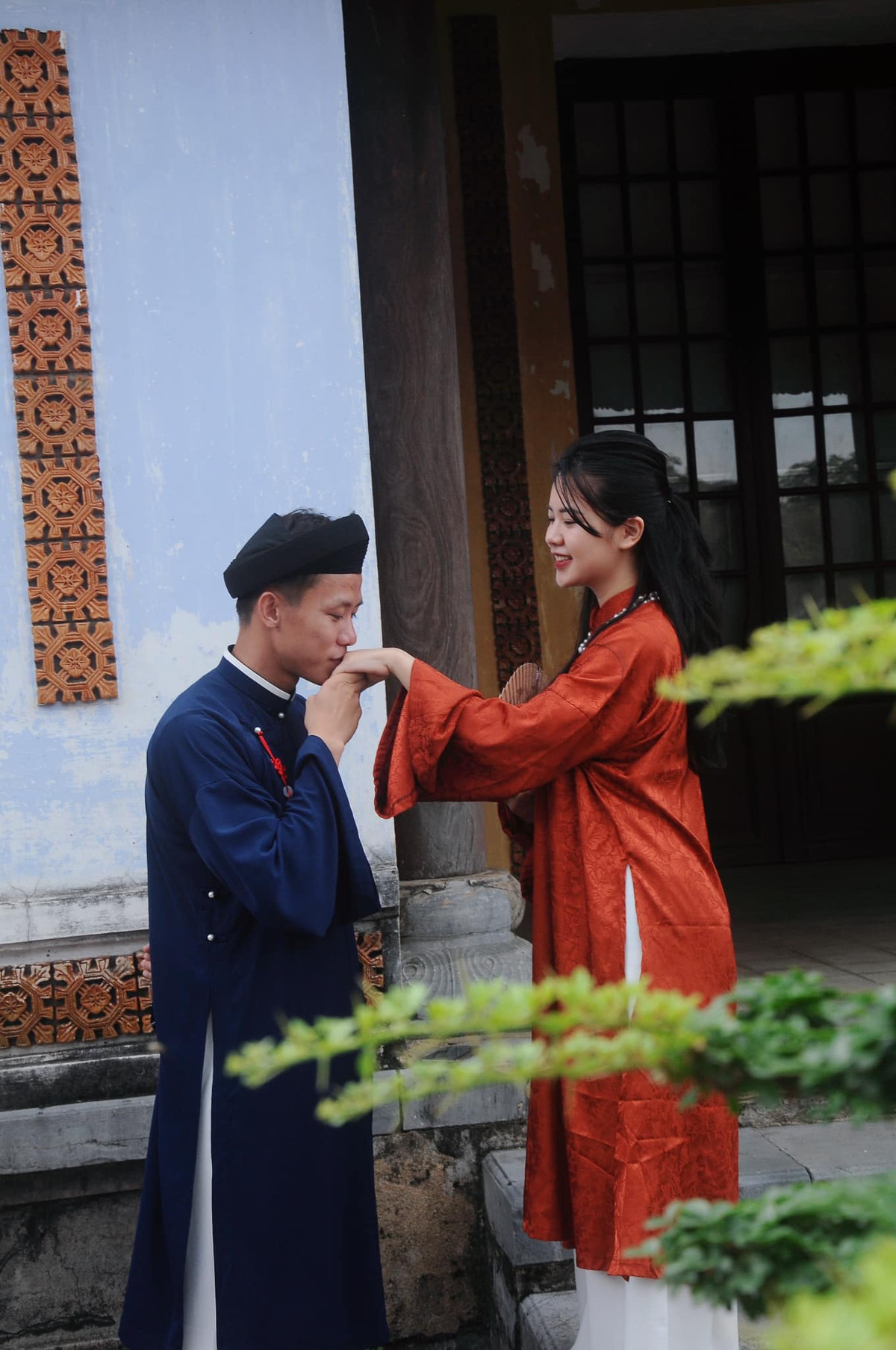 Trong ảnh, vợ chồng cầu thủ Quế Ngọc Hải đều diện trang phục áo dài xưa và đi kèm đó là chiếc guốc mộc.