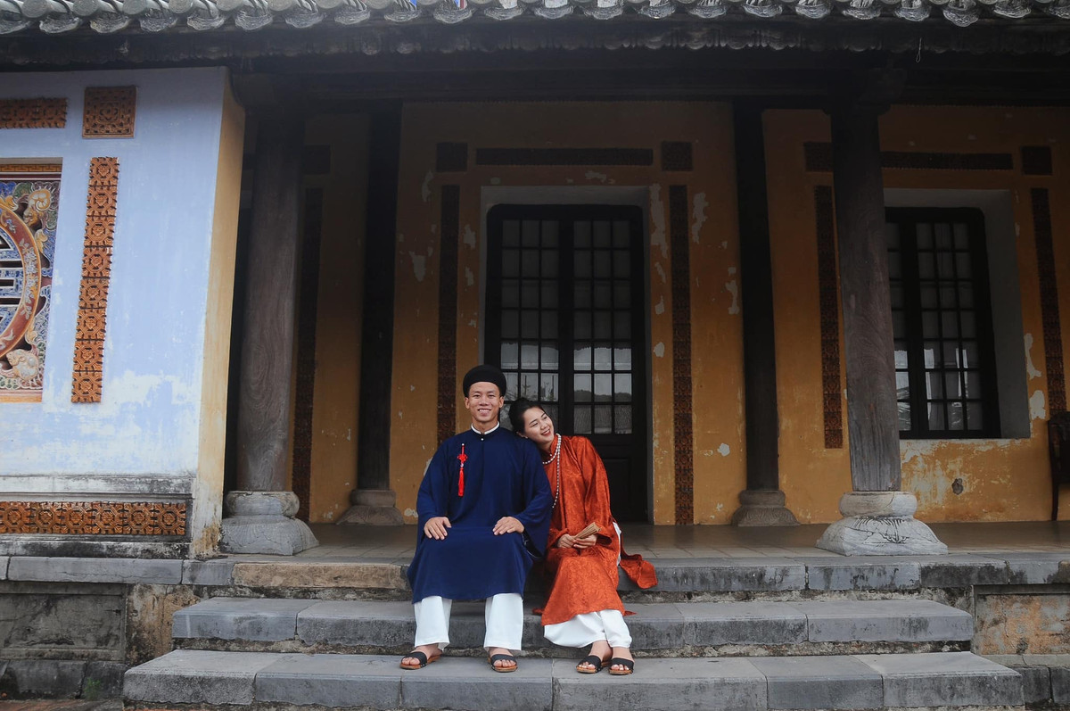 Quế Ngọc Hải nói về bà xã: "Vợ tôi là một người ngoan hiền, lúc nào cũng sống vì chồng và luôn quan tâm tới mọi người trong gia đình. Tôi cảm thấy may mắn vì cưới được cô ấy làm vợ. Tôi nghĩ mình phải sống thật trách nhiệm để làm vợ con được hạnh phúc" .