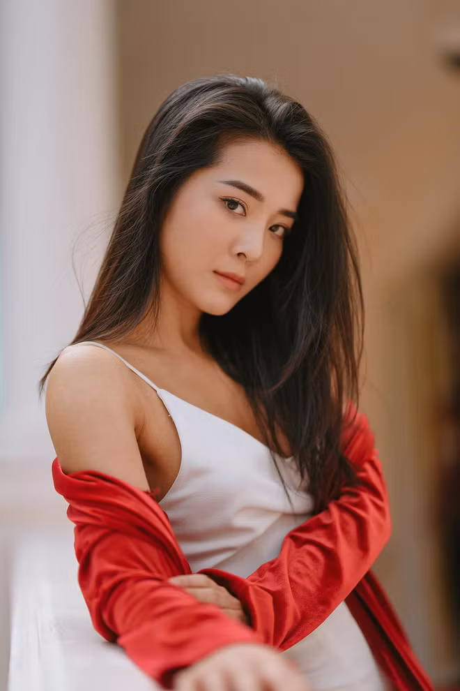 Tưởng đâu sau khi nhận combo cú tát từ hoa hậu Hương Giang, Hân Tuesday sẽ nhận được bài học nhớ đời thì ngờ đâu, cô nàng lại "xuyên không" về quá khứ vào vai Lý Lệ Hà để phá gia đình của vua Bảo Đại.