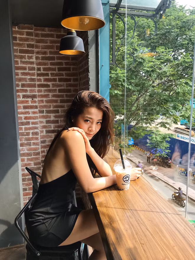 Về nhan sắc, Karen thu hút người xem bằng vẻ đẹp sắc sảo, vóc dáng khoẻ khoắn hiện đại. Cô nàng thường xuyên lựa chọn cho mình những trang phục năng động nhưng cũng không kém phần quyến rũ, nóng bỏng.