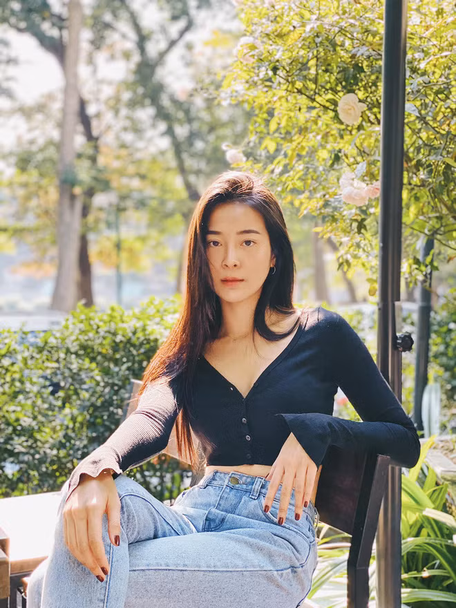 Trong MV Không thể cùng nhau suốt kiếp của Hòa Minzy, nhiều người không khỏi bất ngờ khi Karen Nguyễn lại bền bỉ đóng vai tiểu tam, phá nát hạnh phúc gia đình của Nam Phương hoàng hậu và vua Bảo Đại.