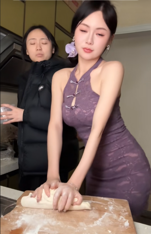 Cảnh tượng "trổ tài nhào bột hút hồn fan" lại trở thành một màn "quay xe" cực kỳ dễ thương khiến cộng đồng mạng thích thú.