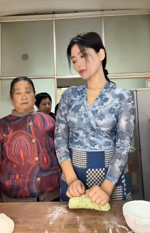 Sự tự tin của cô gái bỗng chốc không còn ngay khi mẹ cô gửi đến cái nhìn nghiêm khắc, răn đe.