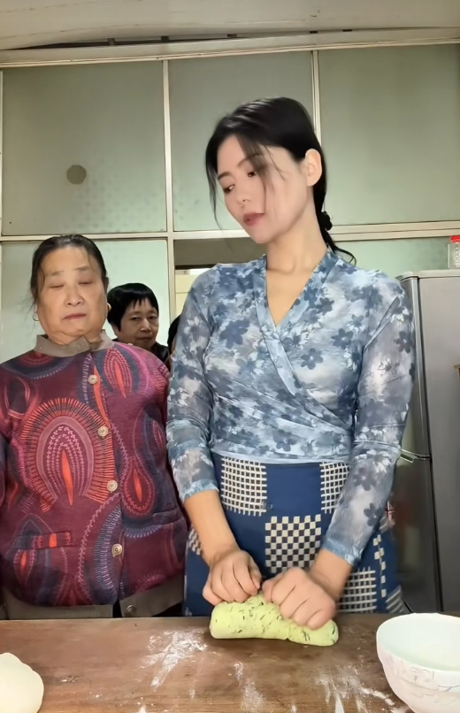 Sự tự tin của cô gái bỗng chốc không còn ngay khi mẹ cô gửi đến cái nhìn nghiêm khắc, răn đe.