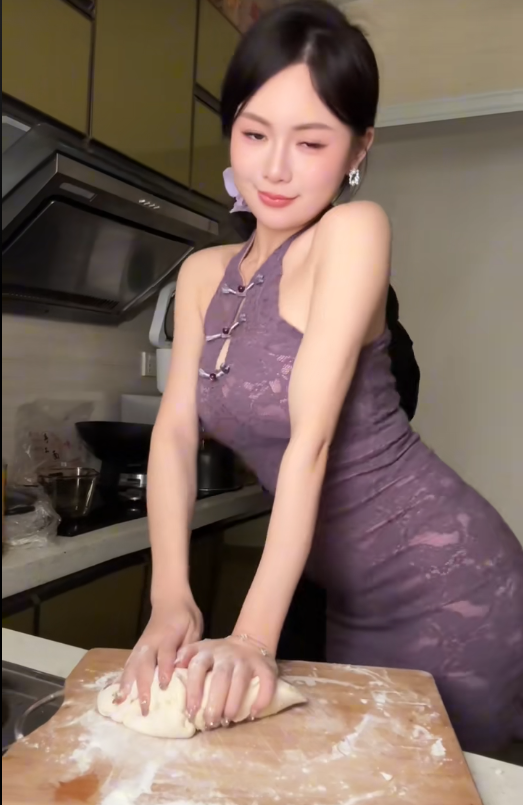 Từ một người đang tỏ ra quyến rũ, cô nàng bỗng nhiên trở nên căng thẳng và có phần "ngượng ngùng" khi mẹ để mắt tới.