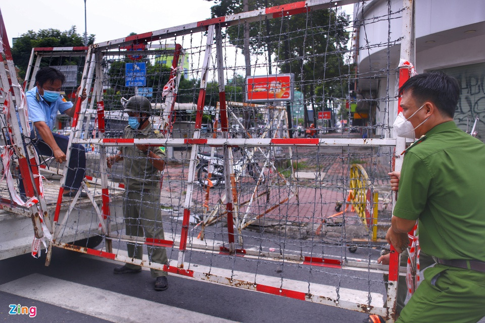 Sáng 30/9, tất cả tuyến đường lớn ở TP HCM bắt đầu được lực lượng chức năng gỡ rào chắn. Trong ảnh là chốt giao Phạm Ngũ Lão với Nguyễn Thái Học, quận 1, lúc 10h.