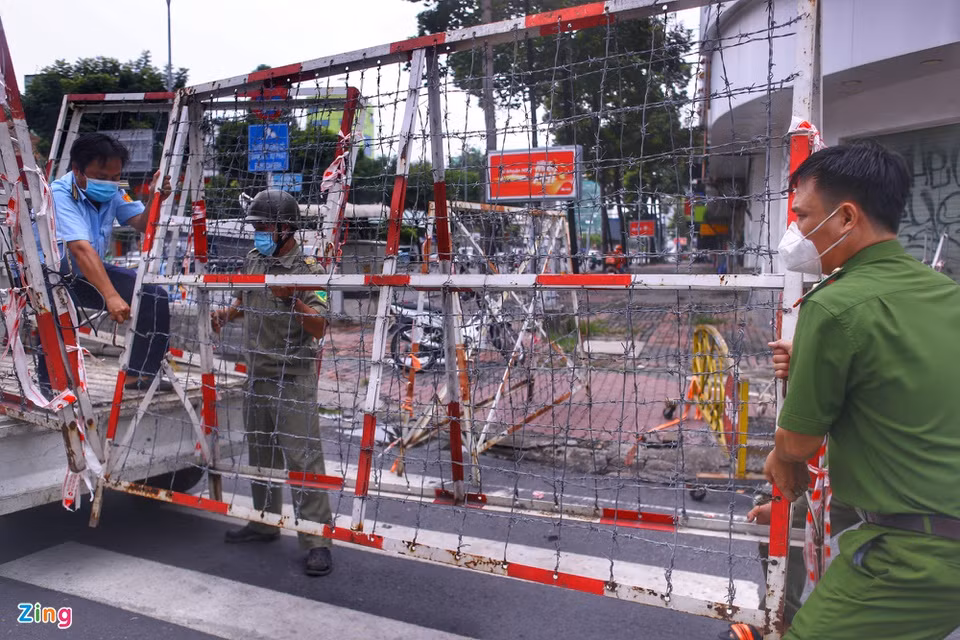 Sáng 30/9, tất cả tuyến đường lớn ở TP HCM bắt đầu được lực lượng chức năng gỡ rào chắn. Trong ảnh là chốt giao Phạm Ngũ Lão với Nguyễn Thái Học, quận 1, lúc 10h.