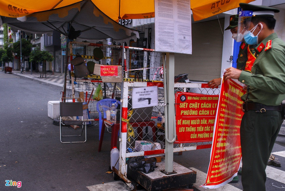 Lực lượng trực chốt kiểm soát đầu đường Nguyễn Trãi, quận 1, thu dọn dần lúc giữa trưa.